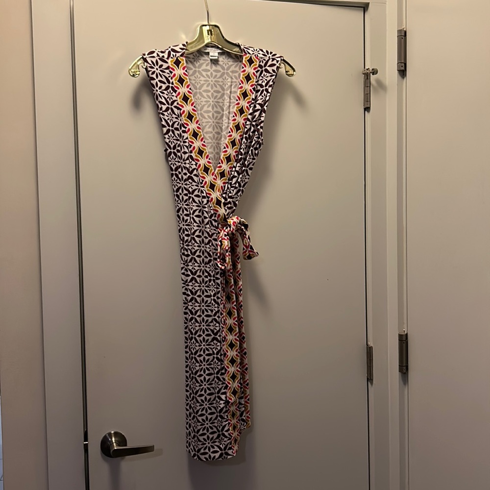 Like new DVF midi dress with a retro feel!